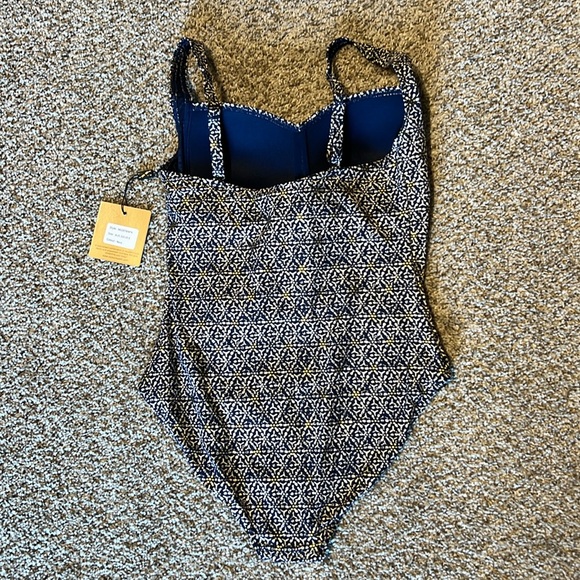 Nip Tuck Swim NWT Size 6 one piece, navy print w/gold accent detail ADORABLE - Picture 3 of 4